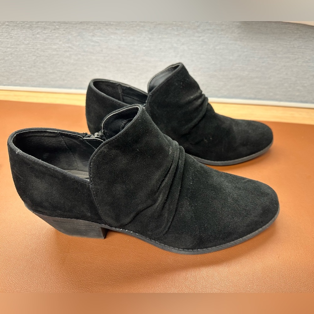 Me too Low booties size 11